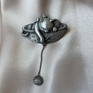 JJ Silver Cat in Basket Brooch 🐱🧶
